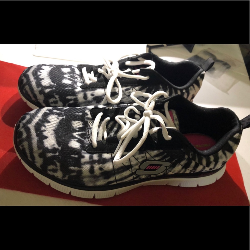 🌼 SKETCHERS WOMANS LIMITED EDITION SNEAKERS 🌼